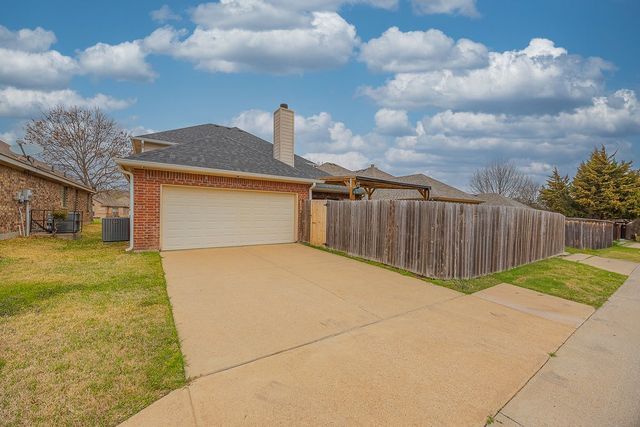 305 Village Drive, Red Oak, TX 75154