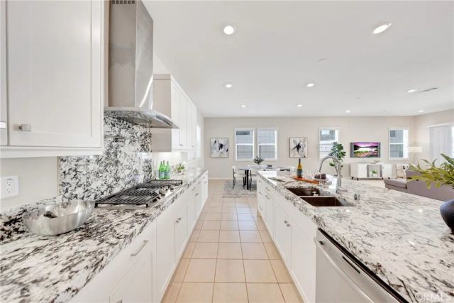 104 Sculpture, Irvine, CA 92618