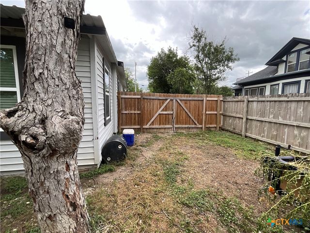 1210 N Milam Street, Seguin, TX 78155