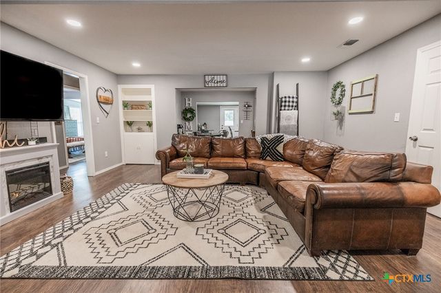 1210 N Milam Street, Seguin, TX 78155
