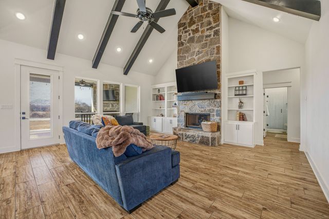 435 Creekside Court, Weatherford, TX 76087