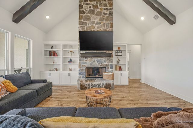 435 Creekside Court, Weatherford, TX 76087