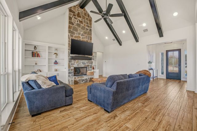 435 Creekside Court, Weatherford, TX 76087