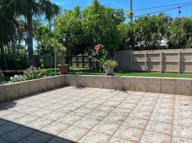 633 NE 2nd St, Dania Beach, FL 33004