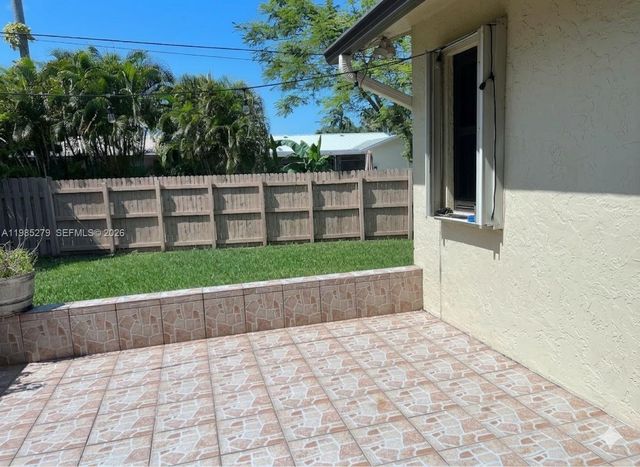 633 NE 2nd St, Dania Beach, FL 33004