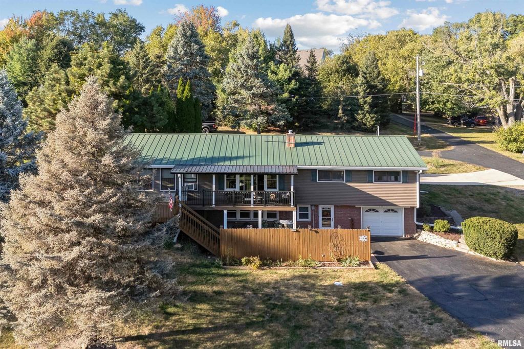 6887 COLONIAL Avenue, Bettendorf, IA 52722