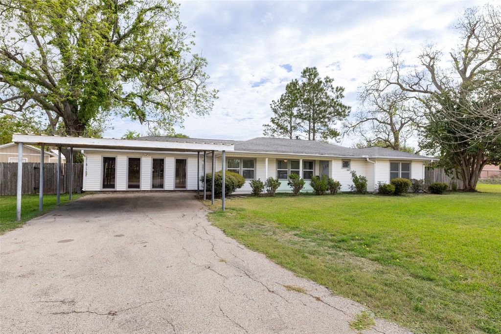 1327 Hodges Lane, Wharton, TX 77488