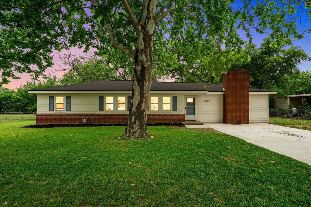 1003 Donlo Street, Robinson, TX 76706