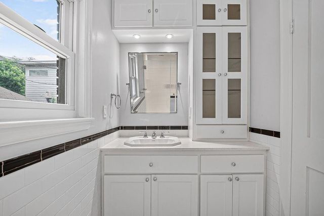 1706 W Main Street, Houston, TX 77098