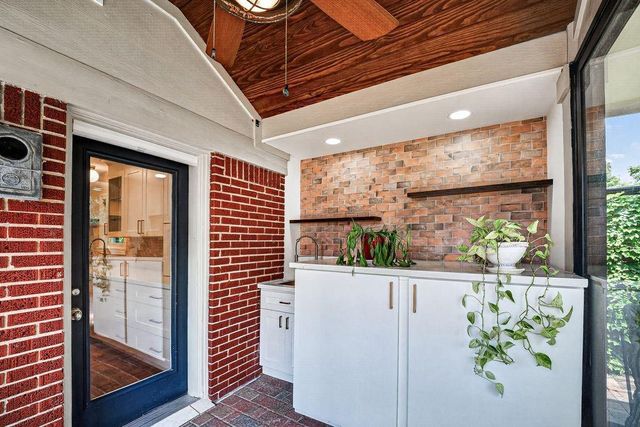 1706 W Main Street, Houston, TX 77098