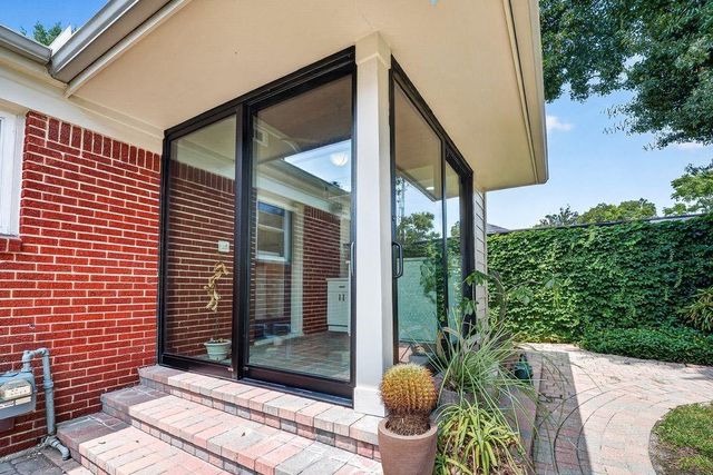 1706 W Main Street, Houston, TX 77098