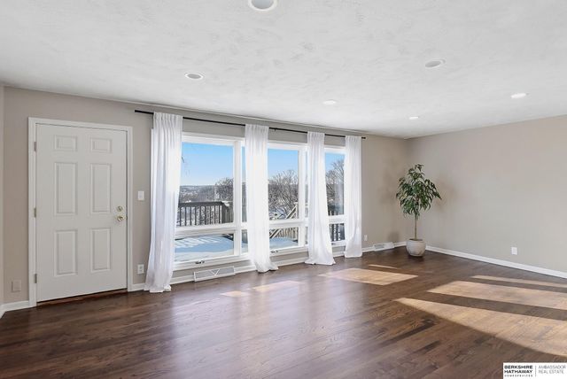 1010 Bellevue Boulevard S, Bellevue, NE 68005