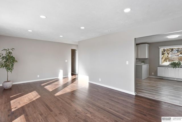 1010 Bellevue Boulevard S, Bellevue, NE 68005