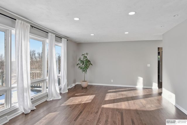 1010 Bellevue Boulevard S, Bellevue, NE 68005