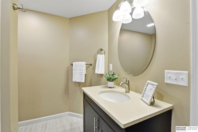 1010 Bellevue Boulevard S, Bellevue, NE 68005