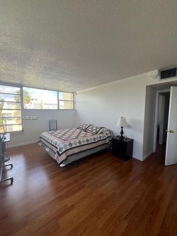 920 NE 199th St 4S, Miami, FL 33179