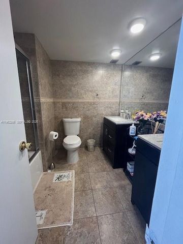 920 NE 199th St 4S, Miami, FL 33179