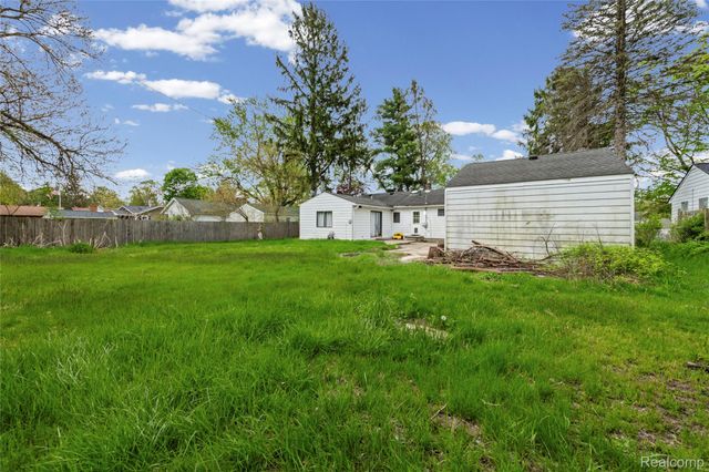 1135 Quinif Drive, Walled Lake, MI 48390