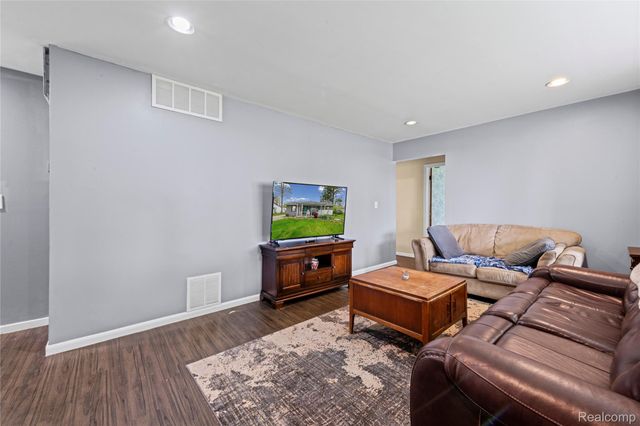 1135 Quinif Drive, Walled Lake, MI 48390