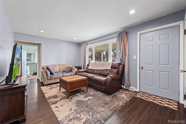 1135 Quinif Drive, Walled Lake, MI 48390