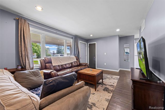 1135 Quinif Drive, Walled Lake, MI 48390