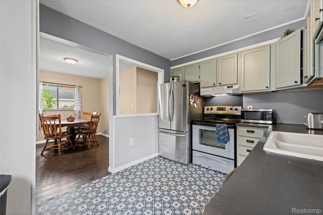 1135 Quinif Drive, Walled Lake, MI 48390
