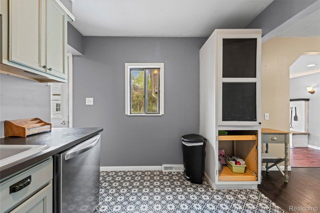 1135 Quinif Drive, Walled Lake, MI 48390
