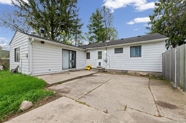 1135 Quinif Drive, Walled Lake, MI 48390