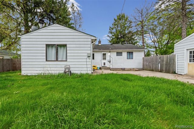1135 Quinif Drive, Walled Lake, MI 48390