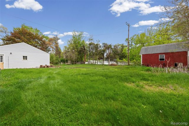 1135 Quinif Drive, Walled Lake, MI 48390