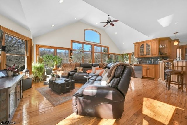 285 Chestnut Ridge Rd, Woodcliff Lake Boro, NJ 07677