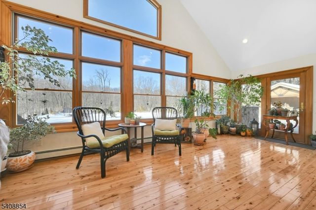 285 Chestnut Ridge Rd, Woodcliff Lake Boro, NJ 07677