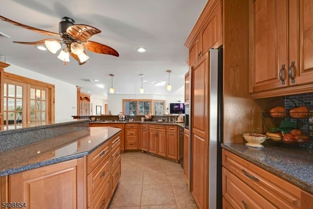 285 Chestnut Ridge Rd, Woodcliff Lake Boro, NJ 07677