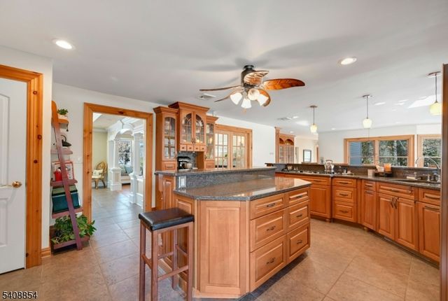 285 Chestnut Ridge Rd, Woodcliff Lake Boro, NJ 07677