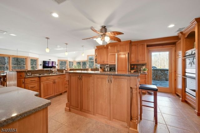 285 Chestnut Ridge Rd, Woodcliff Lake Boro, NJ 07677