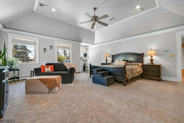 285 Chestnut Ridge Rd, Woodcliff Lake Boro, NJ 07677