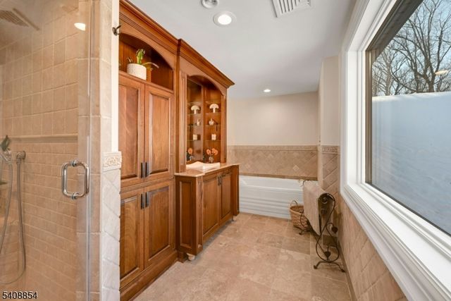 285 Chestnut Ridge Rd, Woodcliff Lake Boro, NJ 07677