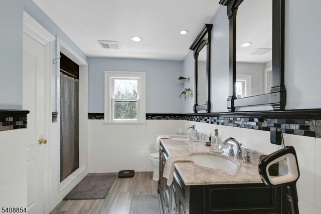 285 Chestnut Ridge Rd, Woodcliff Lake Boro, NJ 07677