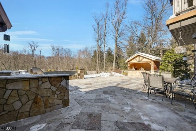 285 Chestnut Ridge Rd, Woodcliff Lake Boro, NJ 07677