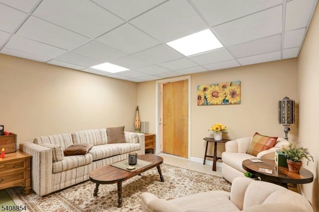 285 Chestnut Ridge Rd, Woodcliff Lake Boro, NJ 07677