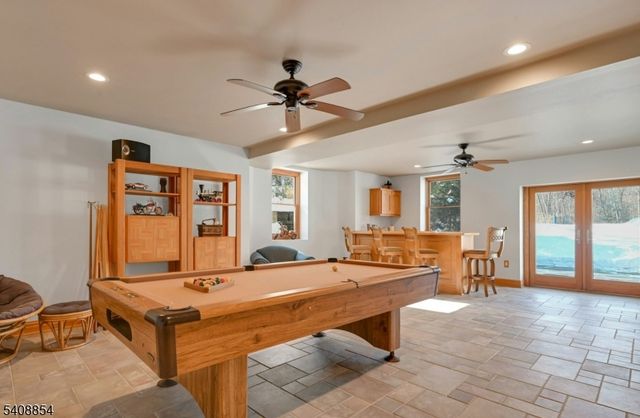 285 Chestnut Ridge Rd, Woodcliff Lake Boro, NJ 07677