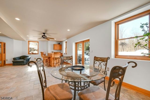 285 Chestnut Ridge Rd, Woodcliff Lake Boro, NJ 07677