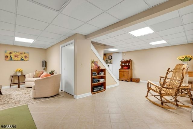 285 Chestnut Ridge Rd, Woodcliff Lake Boro, NJ 07677