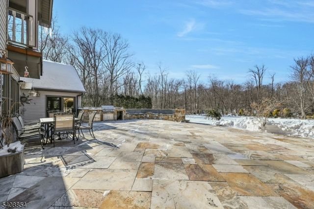 285 Chestnut Ridge Rd, Woodcliff Lake Boro, NJ 07677