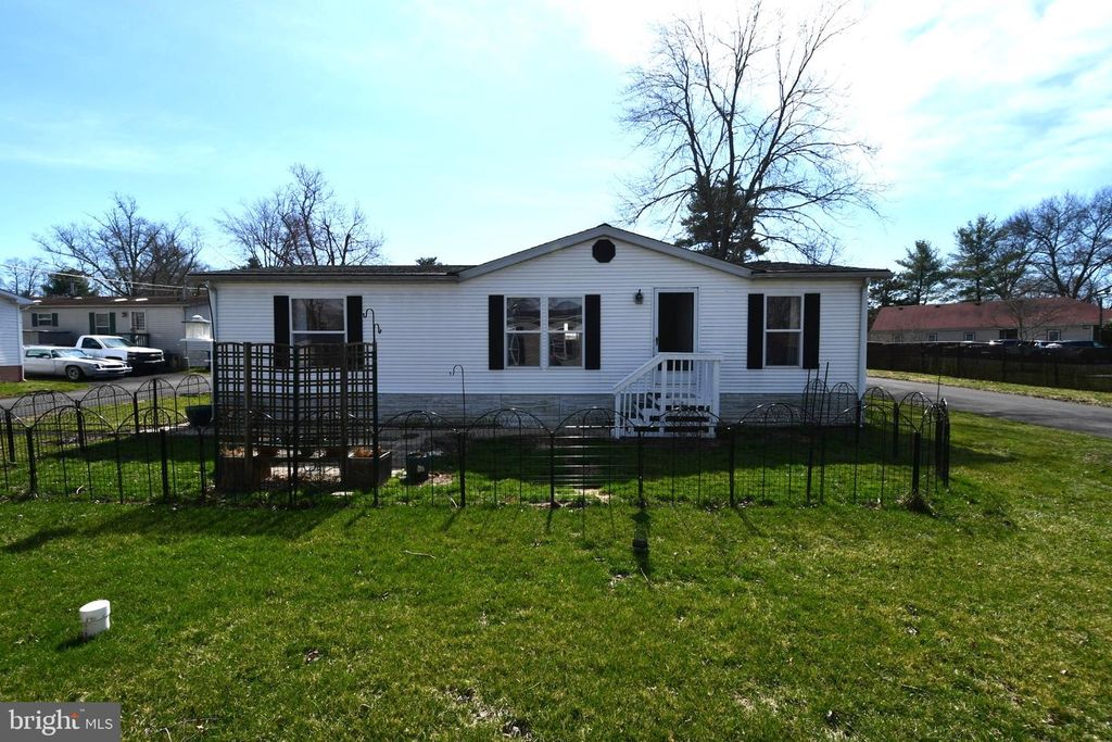 45 MAPLE DR, Doylestown, PA 18901