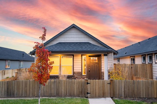 3264 NW 10th Street, Redmond, OR 97756