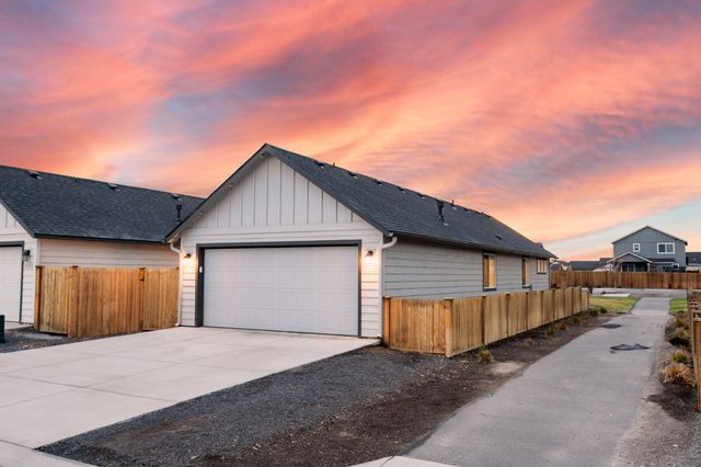 3264 NW 10th Street, Redmond, OR 97756