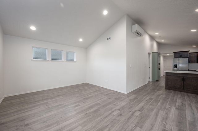 3264 NW 10th Street, Redmond, OR 97756