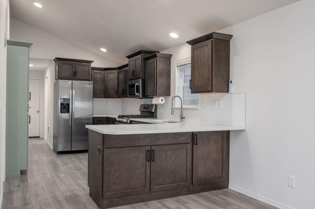 3264 NW 10th Street, Redmond, OR 97756