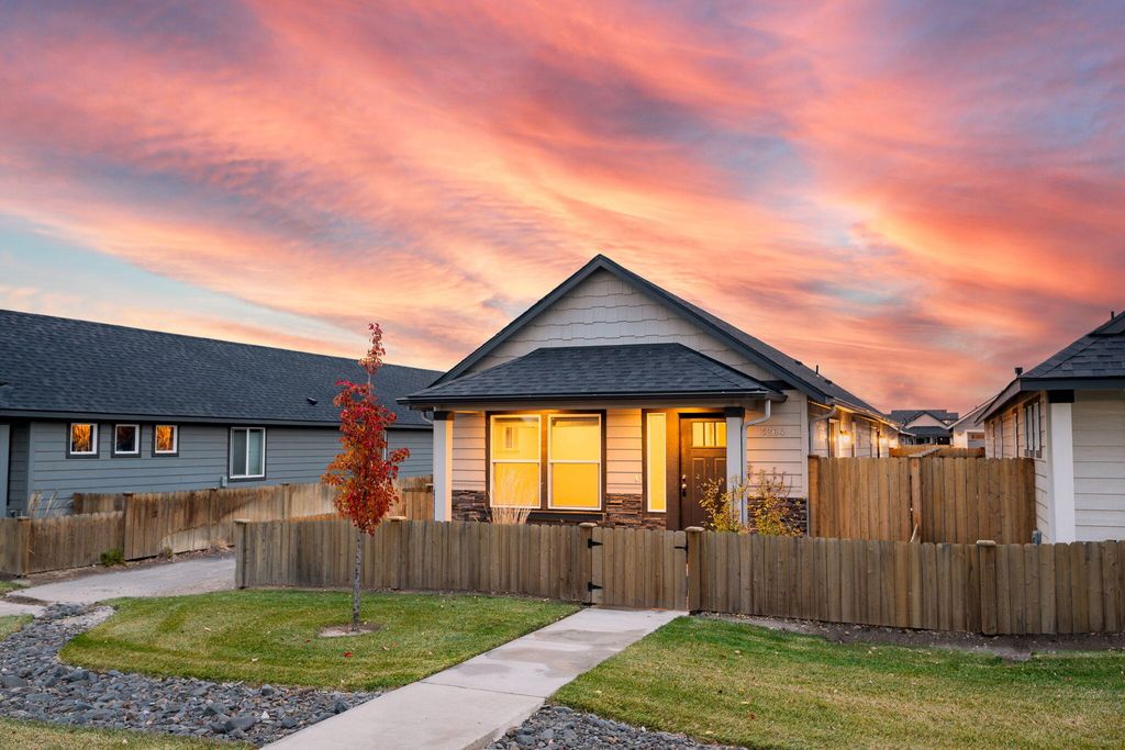 3264 NW 10th Street, Redmond, OR 97756